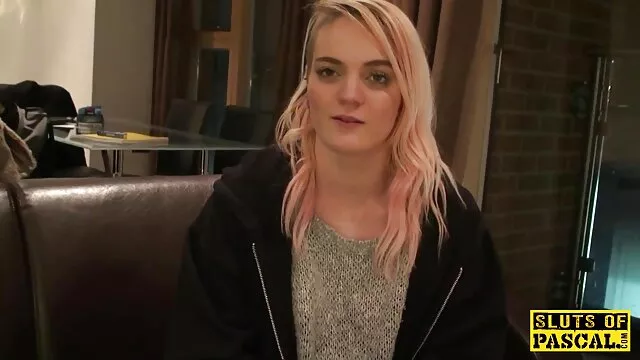 Az érzéki barna csajszi, Emma Heart cicit ingyen szexfilmek ad Sledge Hammernek