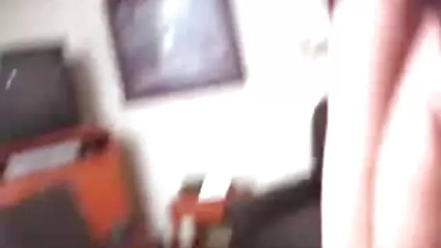Csábító ladyboy amatör szexvideok hatalmas hamis mellekkel megnyalja a farkát