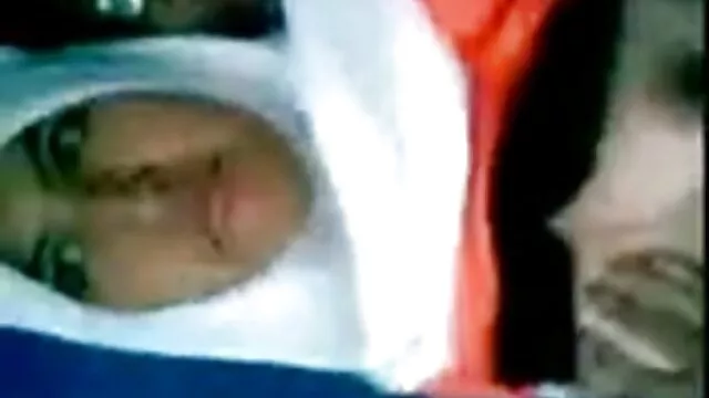 A szőke, puffadt xxx ingyen barack puncival Kenzie Reeves kilyukasztja a seggét, és beszögezte a punciját