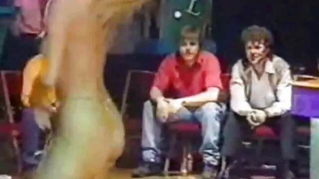 Szexi étvágygerjesztő ébenfa bombázó rendesen megkaparintja a szar fazon kutyus stílusát pornó filmek