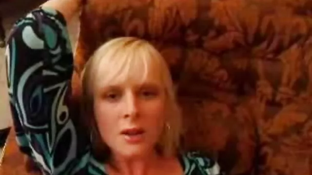 Csábító, buxom barna Kourtney Kane szexi videok térdre áll, hogy szopást adjon