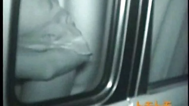 A bájos barna tini könyörög, hogy fényesítse ki nedves, friss punci video punci misszionáriusát a medencében