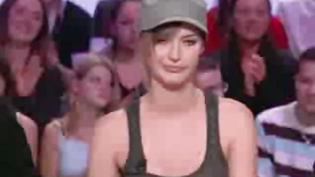 Mostohafia dögös nagyik dugja a dohányzó, durva lépésanyucit nagy mellekkel Sheena Ryder