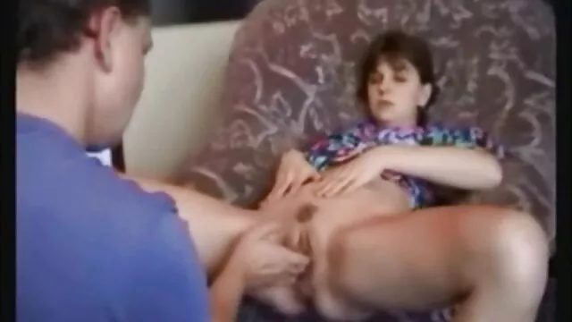 A telhetetlen, dús kiscsaj Fekete Angelika szívesen eszik spermát a kemény szex leszopott után