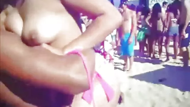 Világos hajú édes amatőr pornó videók extrém arcülés pózban rendesen megnyalta a punciját