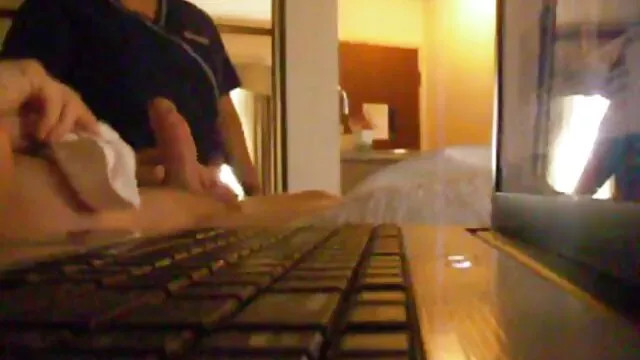 Sovány amatőr terhes szex video lány keményen csavarják egy padon a szabadban