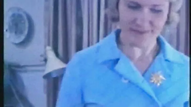 Szemtelen szőke hajú lány csaladi szexvideok lehajol, hogy kiszívjon két finom kemény szúrást