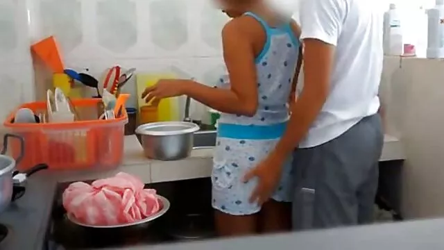 A libidós ázsiai kurva, Dara szopást ad, és a punciját kibaszott ingyen pornó film és krémesíti