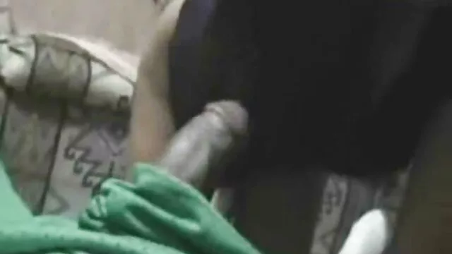 A magyarul beszélő szex filmek kanos csávó figyeli, ahogy a slampos dögös lányok harcolnak a széles ágyon