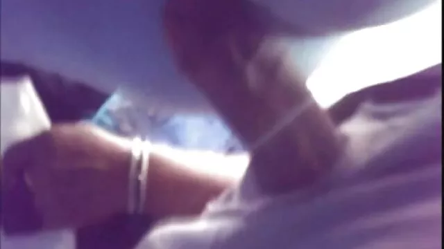 A szemüveges csúnya ingyenpono ázsiai csavargó szája tele van spermával párás BJ után