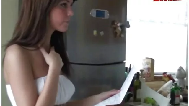 Nagy mellű, potnó szőke ébenfa csavargó lovagol nagy pénisszel fordított cowgirl pózban