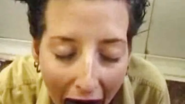 Az étvágygerjesztő dögös sex anya és fia Whitney Westgate az ablakpárkányon duzzasztja nedves punciját