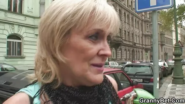 Görbült fekete punci ébenfa csaj Dena Caly szolgálja a nagy fekete fasz