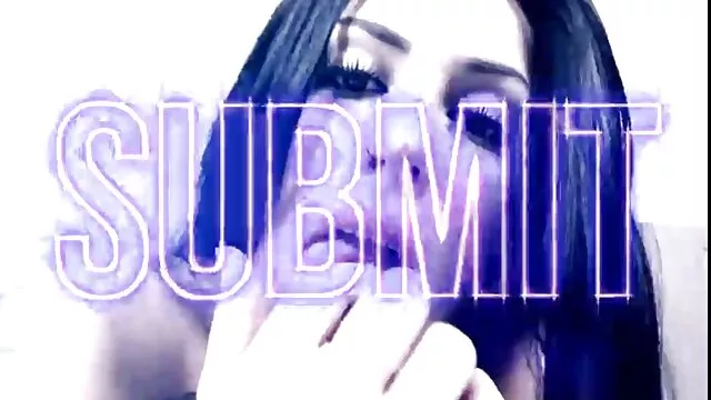 Carmen Croft, a ragadozó vándor ingyen pornó online megvalósítja furcsa álmait, és megkedveli a nedves pinát