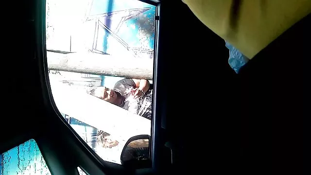 A tetovált piszkos kurva hátulról csoportos sex videok megüti a végbélnyílását