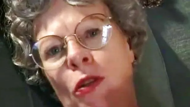 Az európai szőke tini Lisa üveg vibrátorral a dögös szomszéd csaj maszturbál a hálószobájában