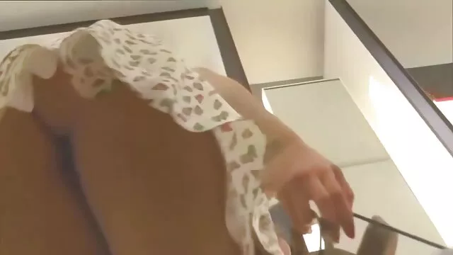 A hihetetlenül perverz nimfo Liz megnyalja a szeksz videók saját vizeletét