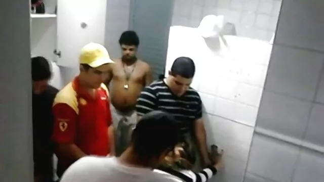Tetovált csábító baszik neki giga fasz édes punci kedvenc vibrátorával