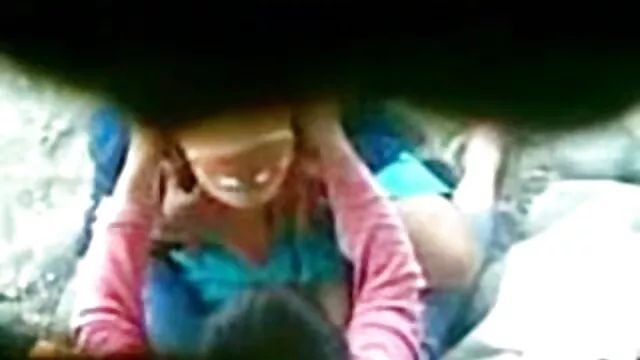 A slampos indiai kurva baszá Neha baszik misszionárius pózban