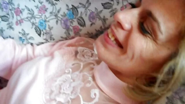Műpénisz éhes, slampos szőke Kelly Surfer szexjátékot dug nagy szoros pina a hüvelyébe