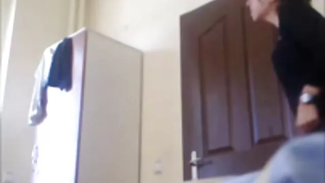 A vad puncik kemény pornó ribanc, Vixen B keményen megfúrja a seggfejét, így hangosan sikolt