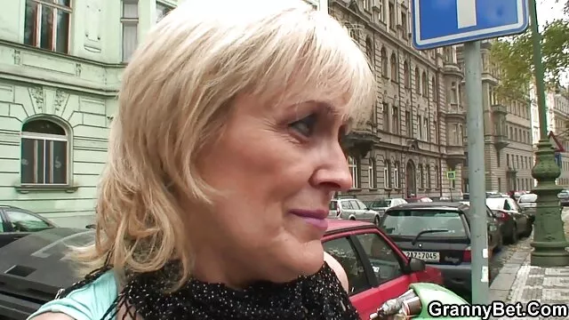 Dögös csibék mutatják meg tökéletes kakasszívási ingyen nagyi sex képességeiket forró orgiában