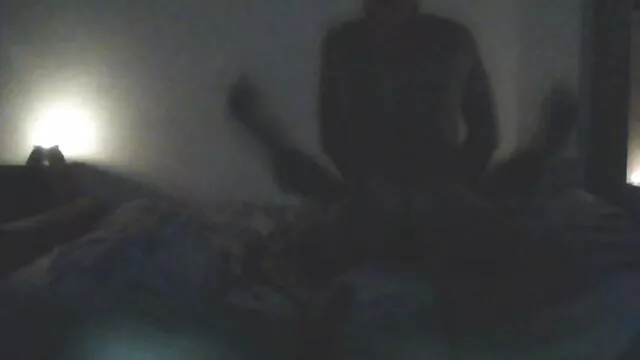 Haver egy nagy kakassal fúrja két szexuális vonzerő iker amatör szexvideo punciját hop-pov klipben