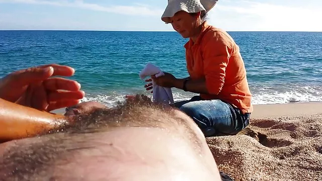 Görbült szőke vidéki lány szopást leszbi nyalakodás és kézimunkát ad érzéki jelenetben
