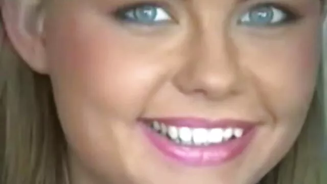 A dögös bulák szextől kiéhezett barna Trinity Stclair a fejét adja az intenzív kakaslovaglás előtt