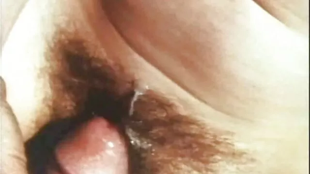 A pornó filmek online rendkívül dögös csaj, Jayden Jaymes kinyújtja a lábát, és megdörzsöli a nedves pinát