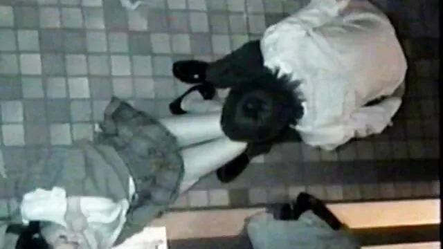 A videa felnőtt tartalom pufók, szőke Irene nagyi hamis fogaival baszik és maszturbál