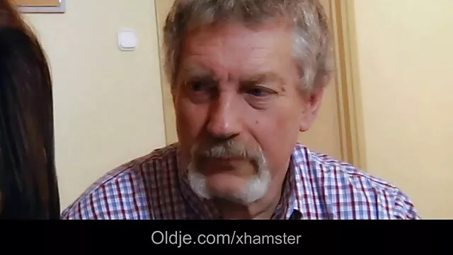 A gömbölyű ázsiai szőrös porn csaj fejet ad és a kakason ül