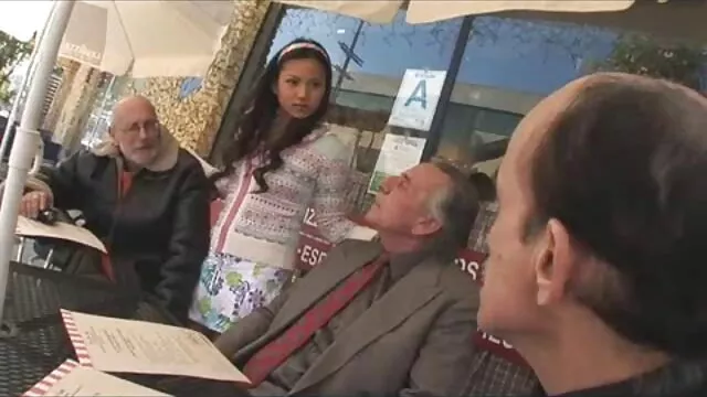 Busty kanos barna wanker Lara egy uborkával fényesíti basszak a punciját