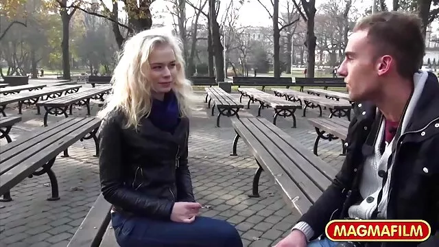 Két hatalmas, agresszív szőrős pina farku megtámadja a csúnya Lilly Hall punciját és végbélnyílását